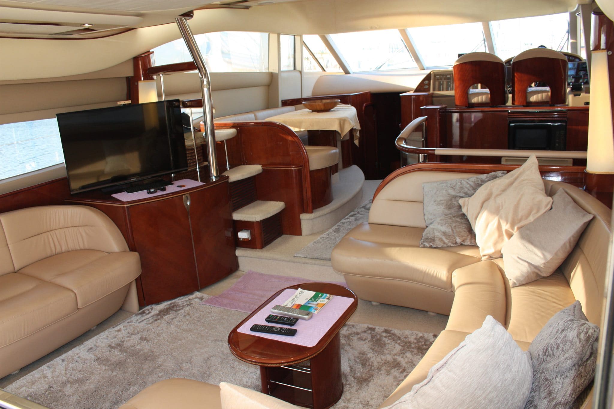 Barco privado con patrón en Valencia para fiestas y cumpleaños