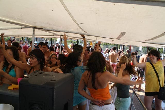 Fiestas en catamarán con música y ambiente