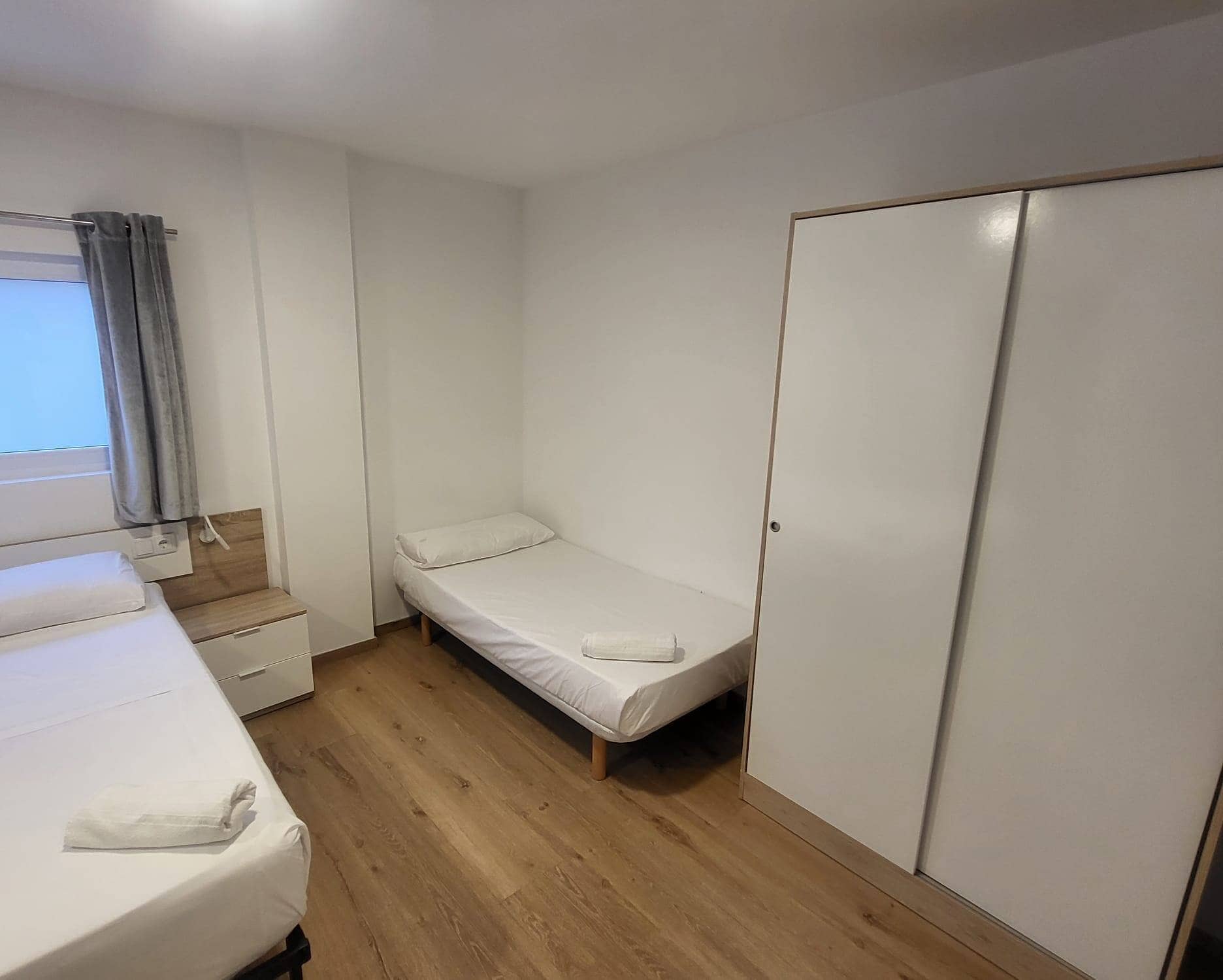 Hotel cápsula cerca del puerto de Valencia con habitaciones para grupos